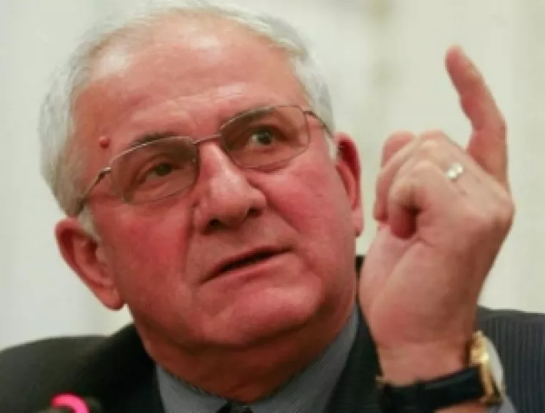 Adrian Nastase: "Cu vocea lui, inconfundabila, Victor Surdu transforma orice intalnire intr-o sarbatoare"