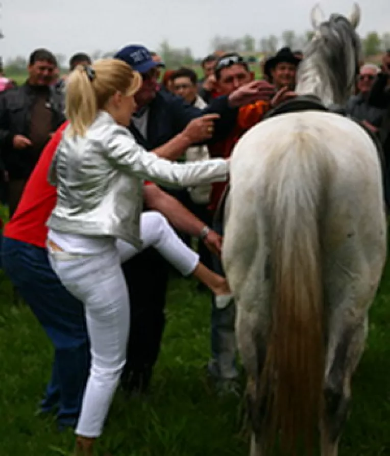 Basescu aburcat: Titanul democratiei romanesti face ce face si cade de pe cal