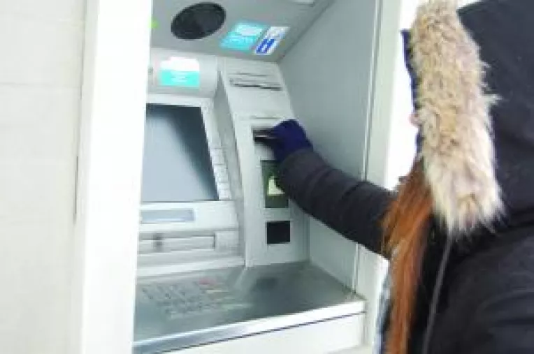 Capcanele creditului de pe cardul de salariu