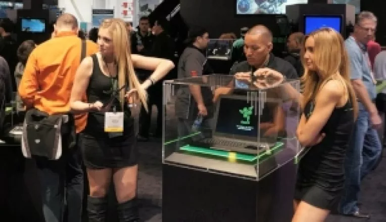 CES 2012: Hostesse sumar imbracate starnesc controverse
