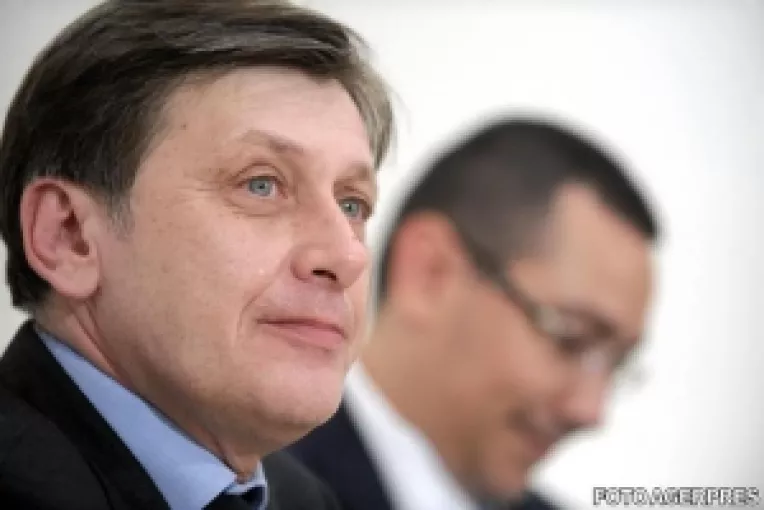 Crin Antonescu cere demisia presedintelui Romaniei, pe motiv ca este indecent ca Basescu sa comunice public, ostentativ si repetat despre bunastarea familiei prezidentiale 