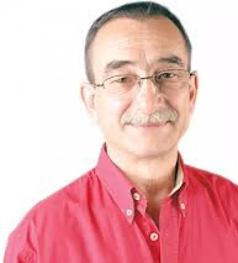 Doru Isac murdareste piedestalul statuii marelui fotbalist GICA HAGI