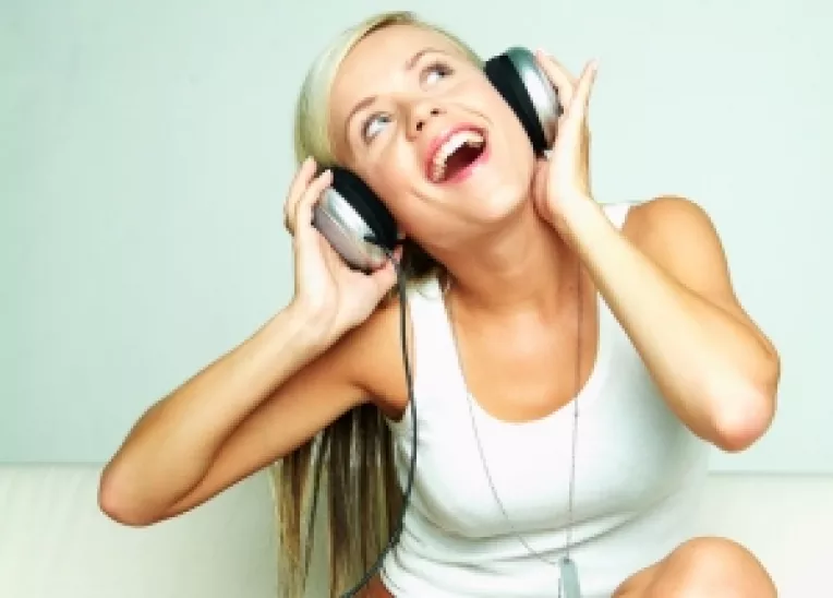 Expunerea la un volum sonor foarte ridicat duce la surditate