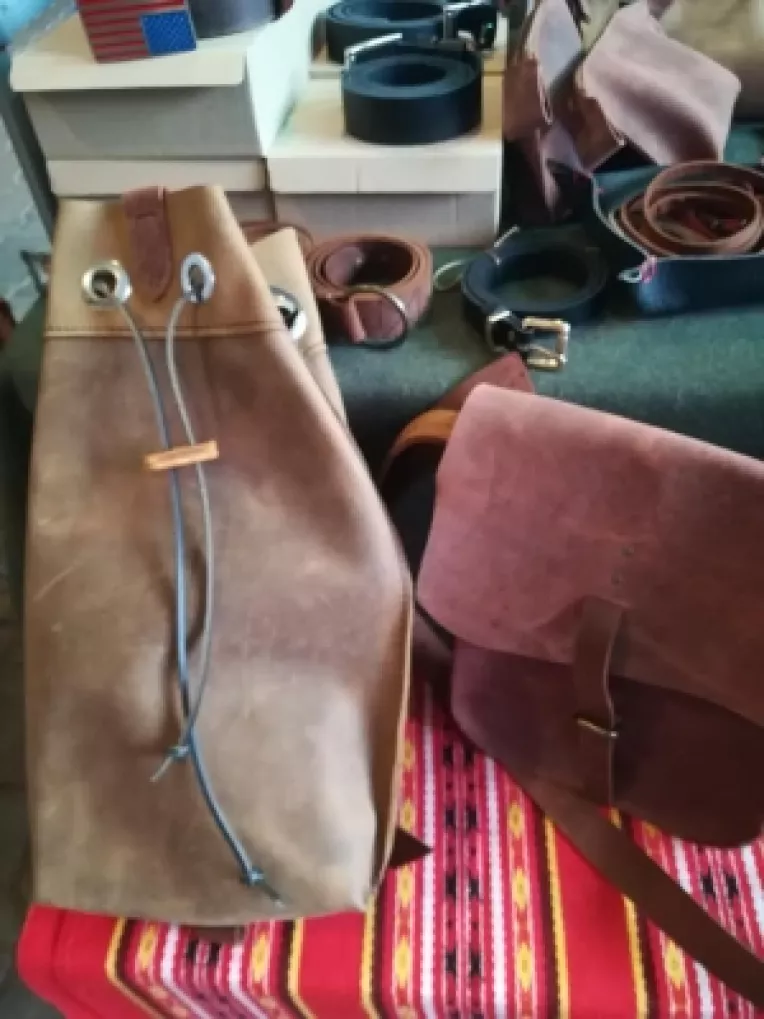 Genti de piele tip rucsac, noutati la standul lui Dorian Emil Petrescu la targul din curtea MTR