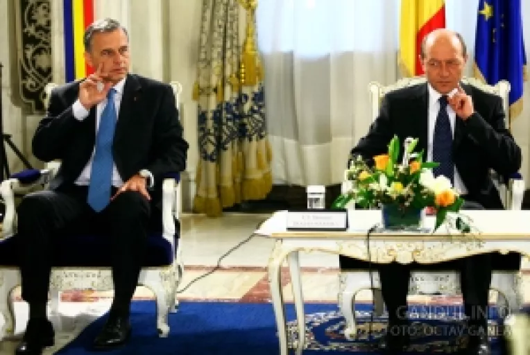 Geoana il avertizezaza pe Basescu:  Daca remanierea va deveni realitate, veti purta responsabilitatea crizei politice care va agrava criza economica