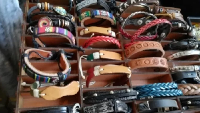 Gheorghe Mioara Sonia: Bratari din piele si costume traditionale tiganesti!