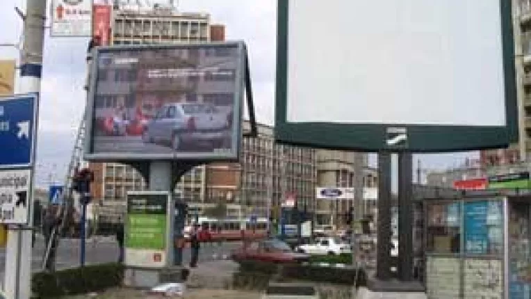Haos pe piata panourilor publicitare