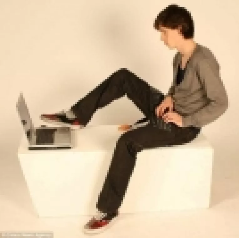 Inventie olandeza: Pantalonii cu tastaura de laptop