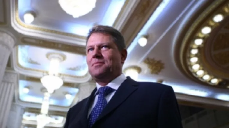 Iohannis, de la Paris: Sunt onorat de propunerea de fi Premierul Romaniei, dupa turul 2