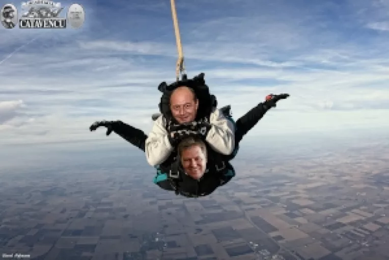 Klaus Iohannis calca permanent in strachini