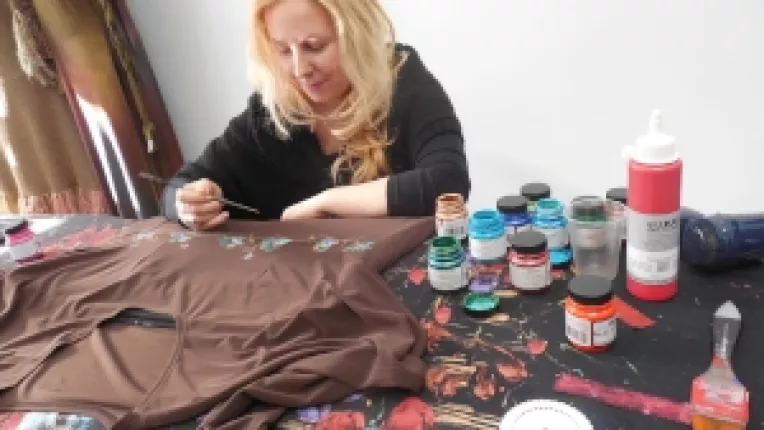 Mihaela Panaitescu picteaza in stil floral creatiile Lizei Panait