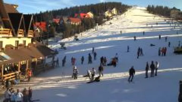 Mii de turisti pasionati de sport isi petrec Craciunul pe partiile de schi