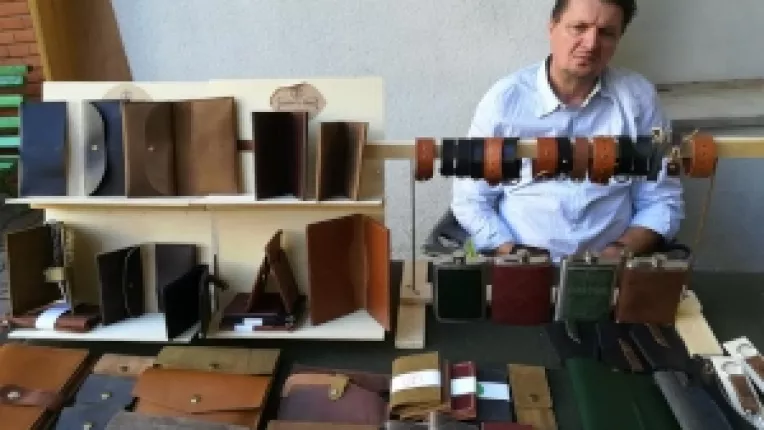 Modele noi de genti si suporturi din piele pentru bicicleta, la standul lui Emil Petrescu