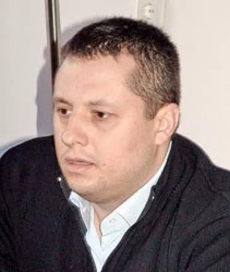 Oamenii ii cer lui Laurentiu Mironescu locuri de munca si case