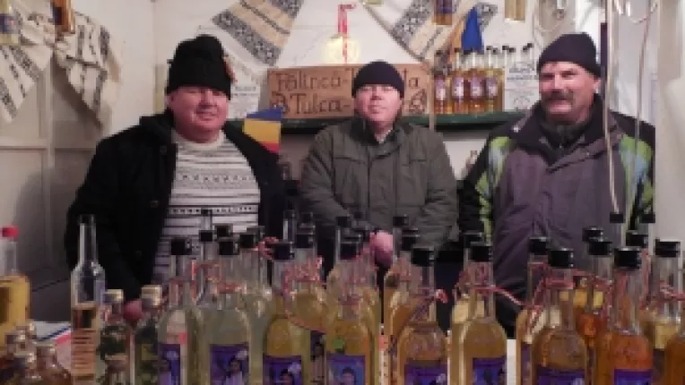 Palinca de mere, de gutui si de pruna, la standul lui Florin Chise din Bihor