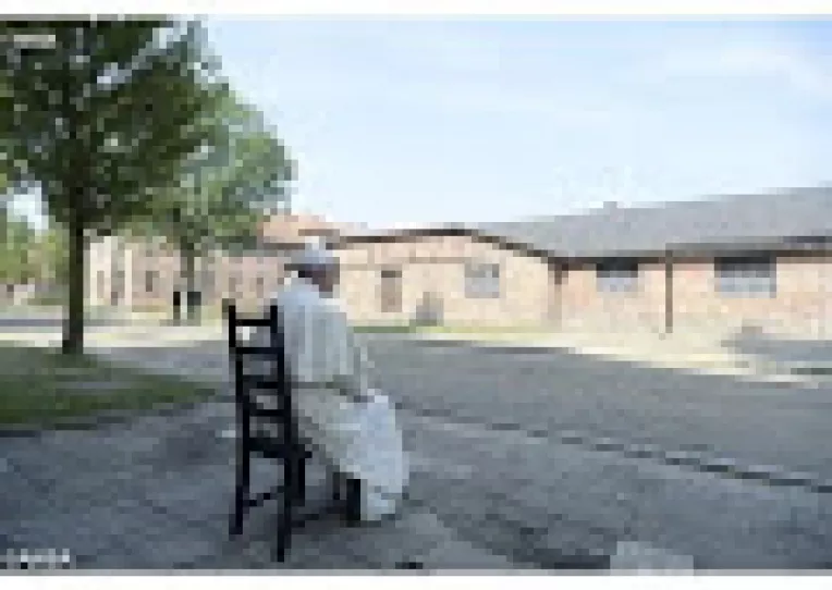 Papa Francisc a vizitat in tacere lagarul nazist de la Auschwitz-Birkenau: Cruzimea continua si azi