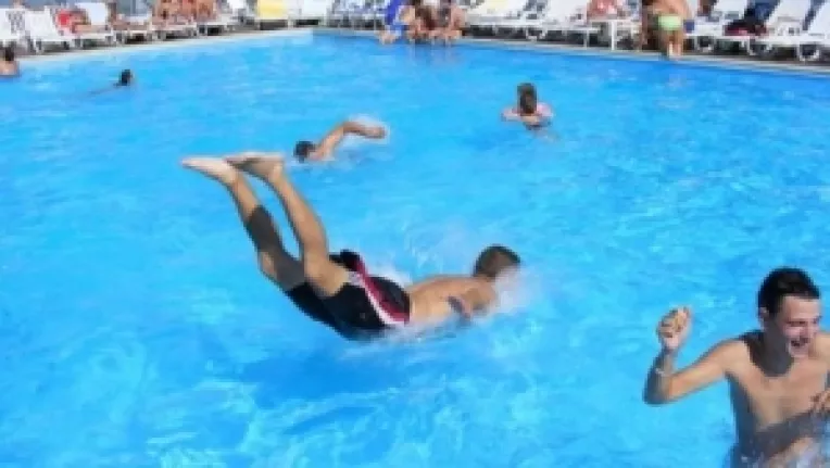 Pericolul amestecului de clor si urina, la piscina!