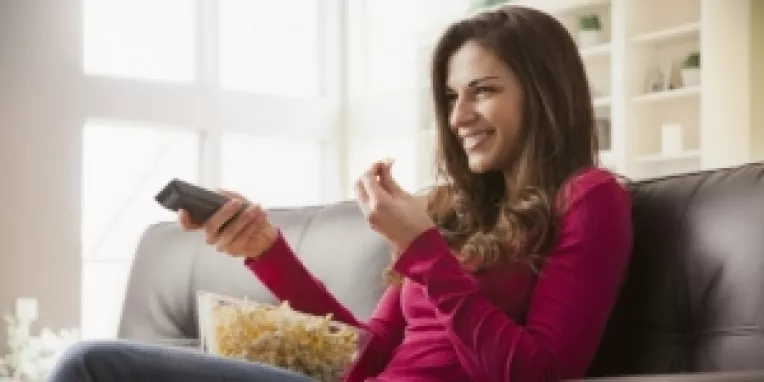 Privitul indelung la televizor are efect nociv asupra creierului si mareste riscul de a suferi de maladia Alzheimer