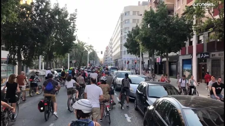 Protest pe biciclete in Spania. Oamenii sunt nemultumiti de desfiintarea pistelor de ciclism
