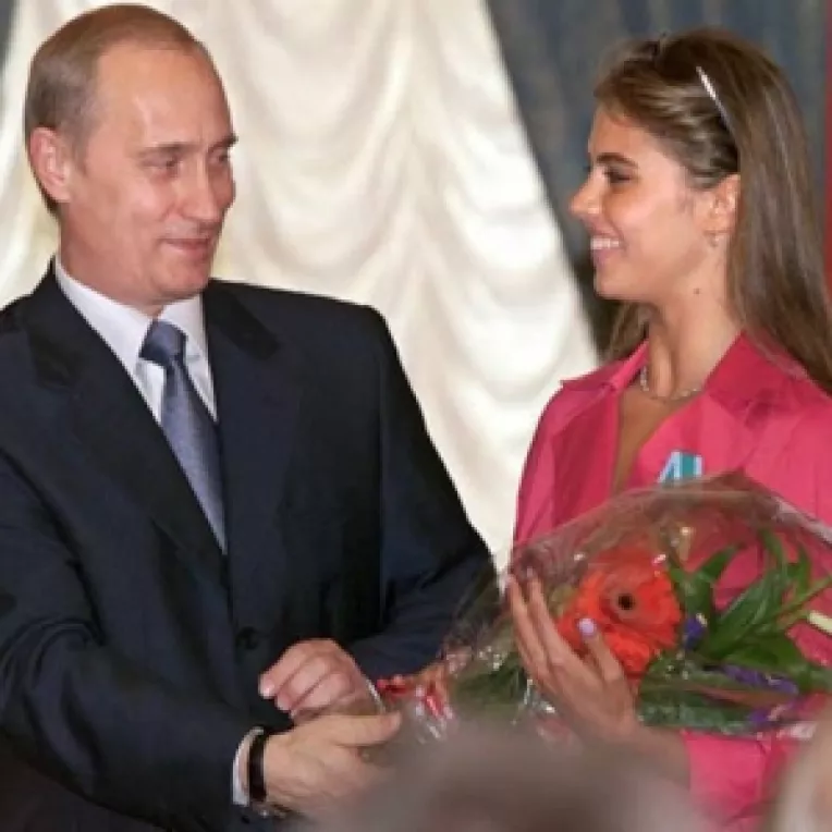 Putin n-are gusturi rele : Alina Kubaeva e o fosta gimnasta, mai tanara cu 31 de ani decat el