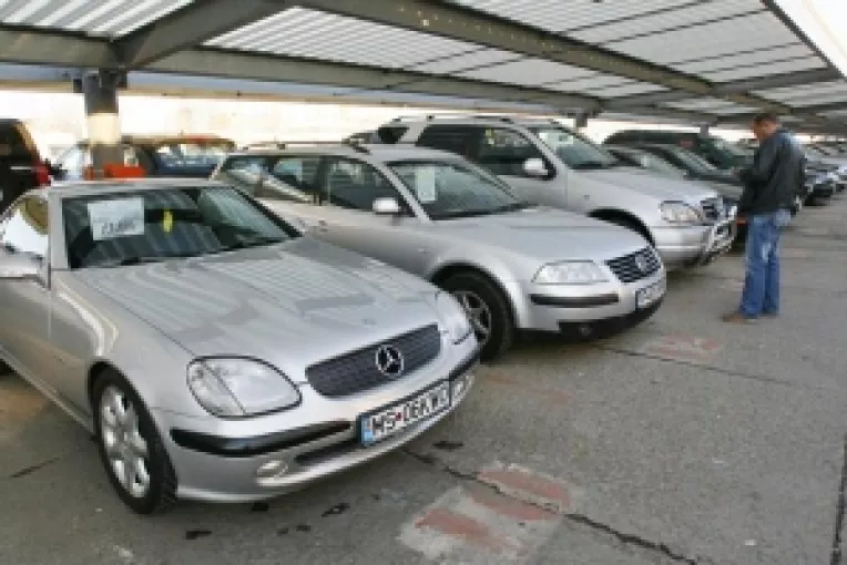 Romanii nu isi mai cumpara masini