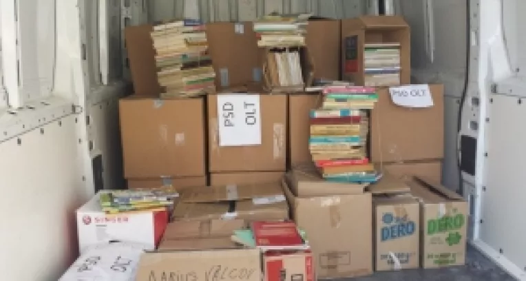 Senatorul Darius Valcov a strans 10.000 de carti pentru romanii din Gagauzia