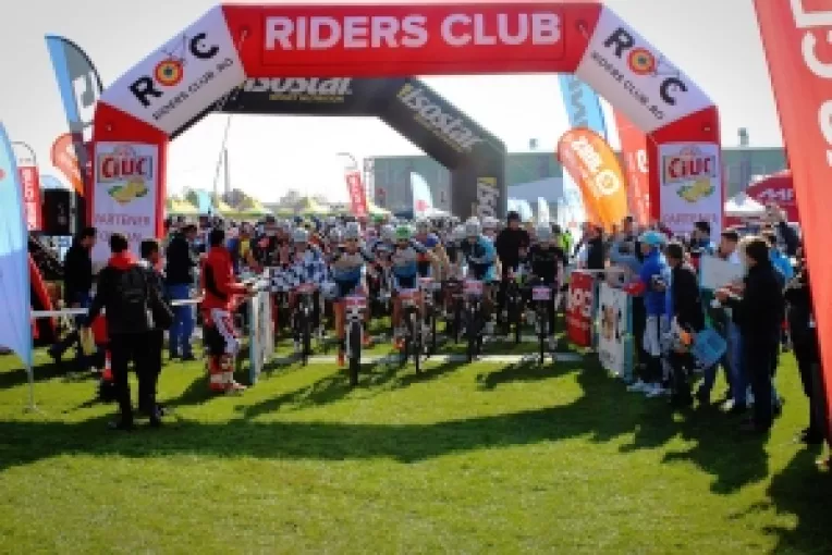 Soarele le-a zambit larg tuturor ciclistilor prezenti la startul competitiei Maratonul Dunarii