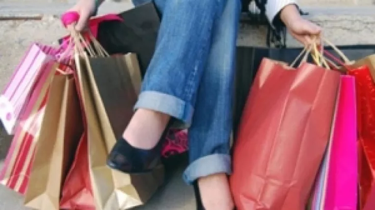 Studiu: Femeile sunt dependente de shopping