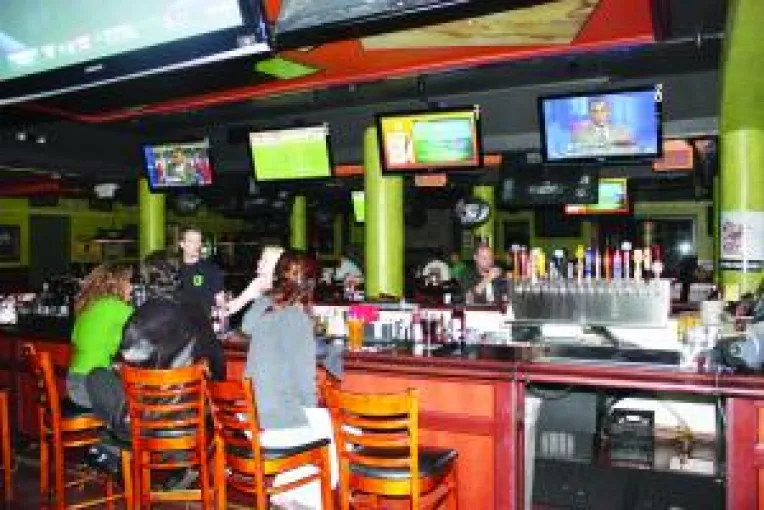 Unde s-a ajuns: la hotel si bar platesti si artistii din TV