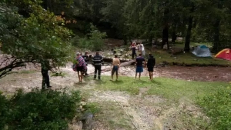 Viitura in judetul Sibiu: 12 persoane au fost salvate din mijlocului raului Avrig