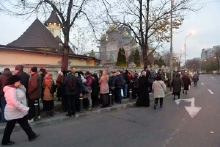 ZECI DE MII DE CREDINCIOSI LA SFINTIREA CATEDRALEI NEAMULUI